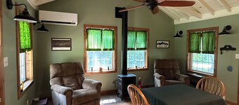 Country cabin for two near Pine Creek within minutes to area attractions!