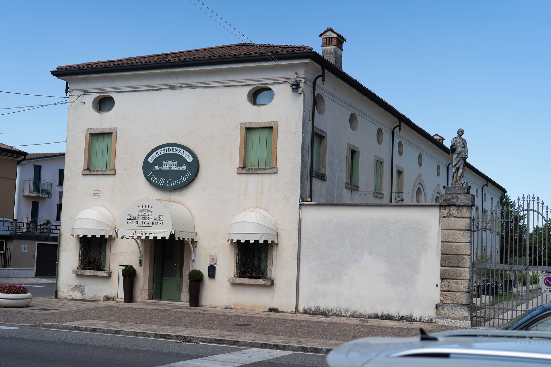 Un edificio con un letrero que indica 'Residenza Vecellci Cavriani'.
