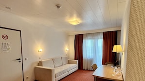 Family Suite | Living area | 32-inch LED TV with cable channels - Terra Ventura (Gondorf)