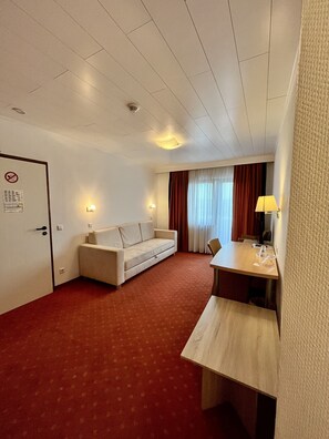 Familiesuite | Opholdsområde | 32-tommers LED-tv med kabelkanaler