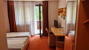 Escritorio, wifi gratis y ropa de cama