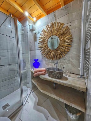 Douche, sèche-cheveux, bidet, serviettes fournies