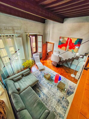 Een smart-tv en tafelvoetbal