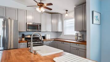 House, Multiple Beds, Patio, Garden View (Beach Time) | Private kitchen | Fridge, microwave, oven, stovetop