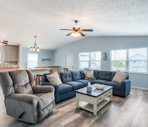 Casa, varias camas, patio, vista al jardín (Beach Time) | Área de sala de estar | Televisión de pantalla plana de 42 pulgadas con canales digitales