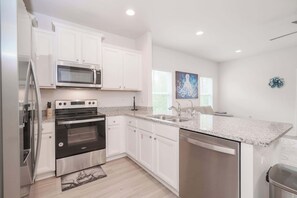 Maison mitoyenne, plusieurs lits, patio, vue jardin (Beach Getaway) | Cuisine privée | Réfrigérateur, micro-ondes, four, plaque de cuisson