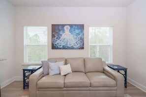 Casa de ciudad, varias camas, patio, vista al jardín (Beach Getaway) | Área de sala de estar | Televisión de pantalla plana de 50 pulgadas con canales digitales 
