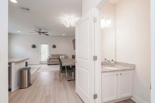 Maison mitoyenne, plusieurs lits, patio, vue jardin (Beach Getaway) | Intérieur