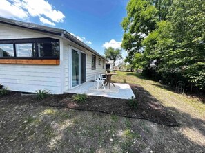 Outdoor dining - 8th Street Haven - House in DT Hamilton (Hamilton)
