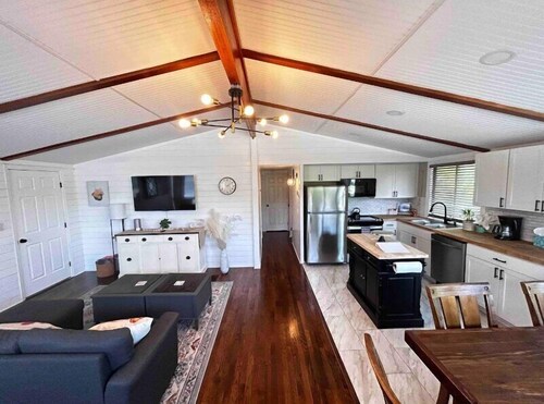 8th Street Haven - House in DT Hamilton