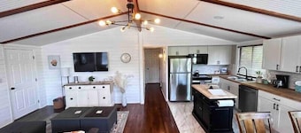 8th Street Haven - House in DT Hamilton