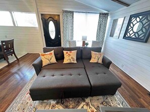 TV - 8th Street Haven - House in DT Hamilton (Hamilton)
