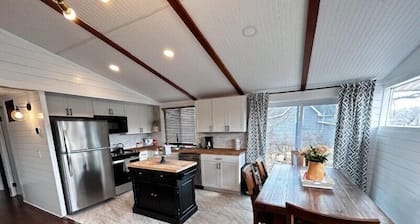 8th Street Haven - House in DT Hamilton
