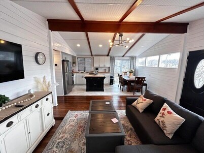 8th Street Haven - House in DT Hamilton