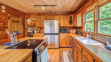 Cabin, Multiple Beds, Hot Tub | Private kitchen | Fridge, microwave, oven, stovetop