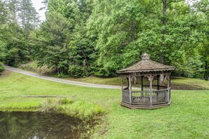 Property grounds - Bear Track Falls Retreat Mtn. Getaway! (Blue Ridge)