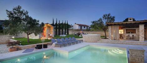 حمّام سباحة مُدفَّأ