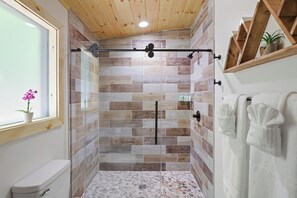 Badewanne, umweltfreundliche Kosmetikartikel, Haartrockner, Handtücher