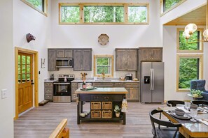 Fridge, microwave, oven, stovetop - Escape to Luxie Bear Retreat (Ellijay)