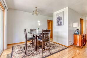 Dining - Dog-friendly wine county home with enclosed yard, W/D, cable, covered patio (McMinnville)