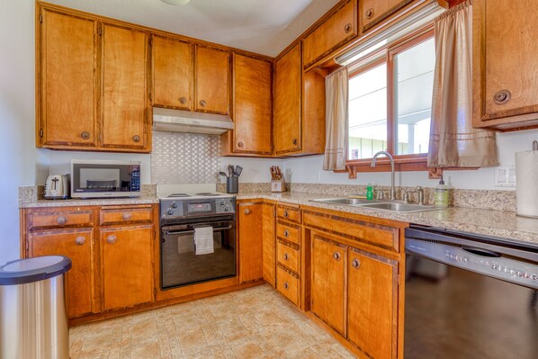 Fridge, microwave, oven, stovetop