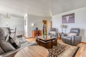 TV, fireplace - Dog-friendly wine county home with enclosed yard, W/D, cable, covered patio (McMinnville)