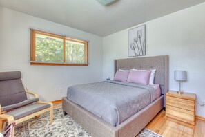 3 bedrooms, desk, iron/ironing board, internet