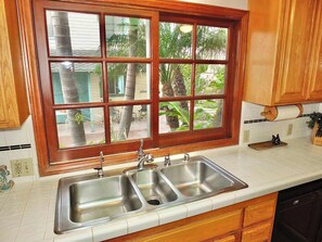 Maison, plusieurs lits, patio, vue jardin (Belmont Heights Retreat) | Cuisine privée