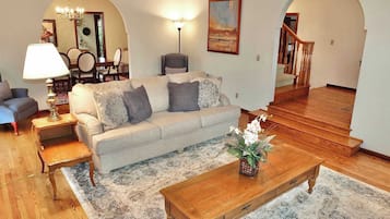 Casa, varias camas, patio, vistas al jardín (Belmont Heights Retreat) | Zona de estar | Televisión de pantalla plana de 42 pulgadas con canales digitales