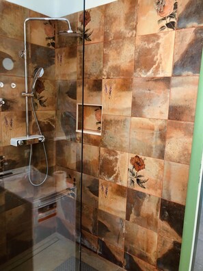 Hair dryer, towels, soap, toilet paper - SWEET DREAM (POSTIRA)