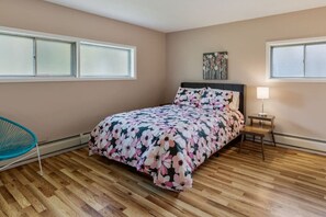 3 bedrooms, desk, iron/ironing board, WiFi