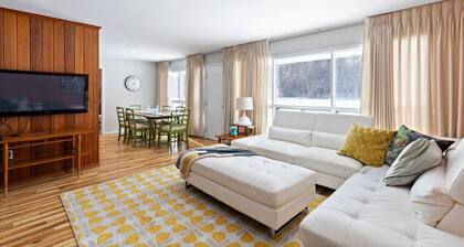 *Retro Fun* 3 BDRM - Sleeps 5 - Pet Friendly!