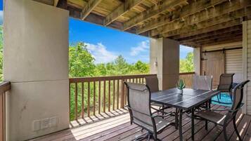 Condo, varias camas, balcón, vista a la montaña (Best of Branson) | Restaurante al aire libre