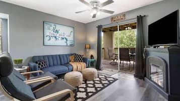 Condo, varias camas, balcón, vista a la montaña (Best of Branson) | Área de sala de estar | Televisión de pantalla plana de 42 pulgadas con canales digitales