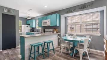 Appartement, Meerdere bedden, balkon, uitzicht op bergen (Best of Branson) | Privékeuken | Een koffiezetapparaat/waterkoker, een eettafel