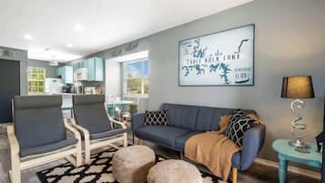 Condo, varias camas, balcón, vista a la montaña (Best of Branson) | Área de sala de estar | Televisión de pantalla plana de 42 pulgadas con canales digitales