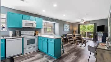 Appartement, Meerdere bedden, balkon, uitzicht op bergen (Best of Branson) | Privékeuken | Een koffiezetapparaat/waterkoker, een eettafel