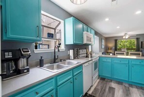 Appart'hôtel, plusieurs lits, balcon, vue montagne (Best of Branson) | Cuisine privée | Cafetière/bouilloire, tables à manger