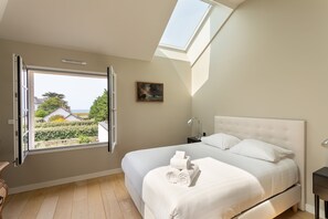 4 bedrooms, iron/ironing board, free WiFi, bed sheets