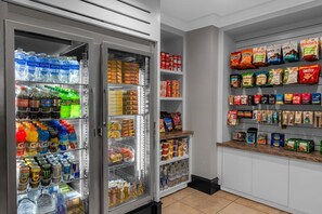 Una pequeña sección de autoservicio con una amplia variedad de bebidas, aperitivos y productos envasados.