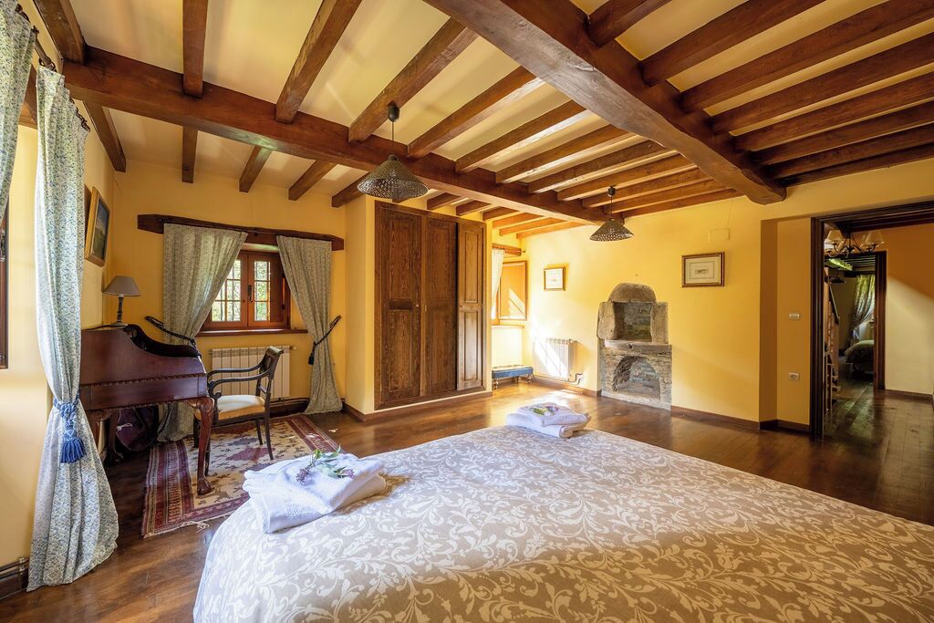 8 bedrooms, iron/ironing board, WiFi, bed sheets