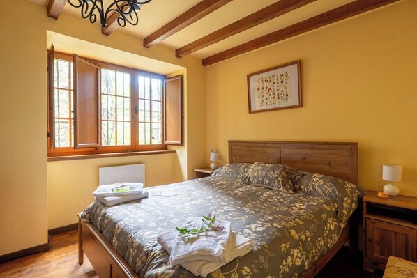 8 habitaciones, tabla de planchar con plancha, wifi y ropa de cama 