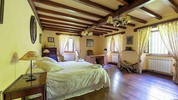 8 bedrooms, iron/ironing board, WiFi, bed sheets