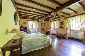 8 bedrooms, iron/ironing board, WiFi, bed sheets