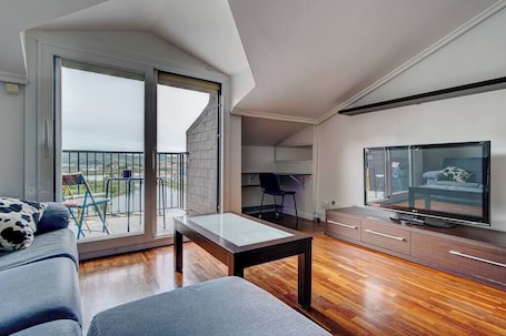 TV. Bright penthouse with terrace, Irún | Parking | 4Pax, IR Property Management