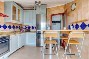 Fridge, microwave, stovetop, dishwasher - Bright penthouse with terrace, Irún | Parking | 4Pax, IR Property Management (Irun)