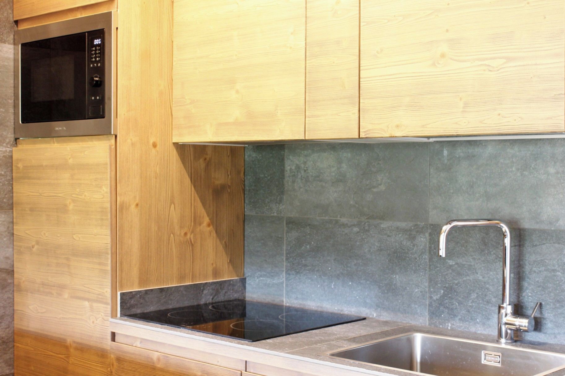 Kühlschrank, Mikrowelle, Herdplatte, Geschirrspüler