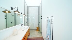 Douche, sèche-cheveux, serviettes fournies, savon