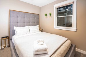 Casa, varias camas, patio, vista al jardín (Boujee on Barry) | 4 habitaciones, decoración personalizada y muebles diferentes 