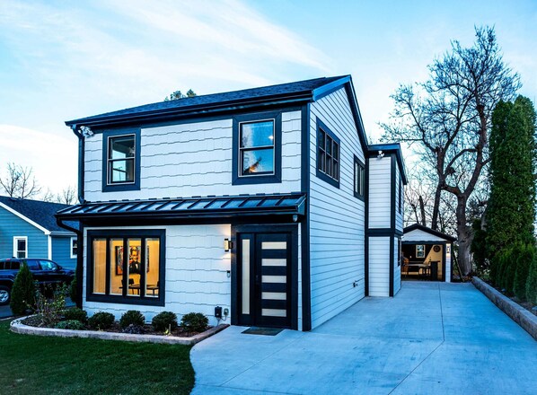 Exterior - Gatsby Theme Near Downtown w Game Room, EV Charger (Lake Geneva)